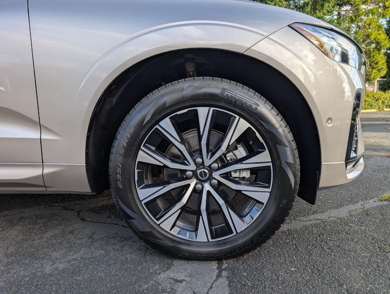 2025 Volvo XC60 B5 AWD Hybrid PLUS w/High Performance Audio, Pilot Assist, 360 Cam, Heated Leather Seats & Pano Roof Portland OR