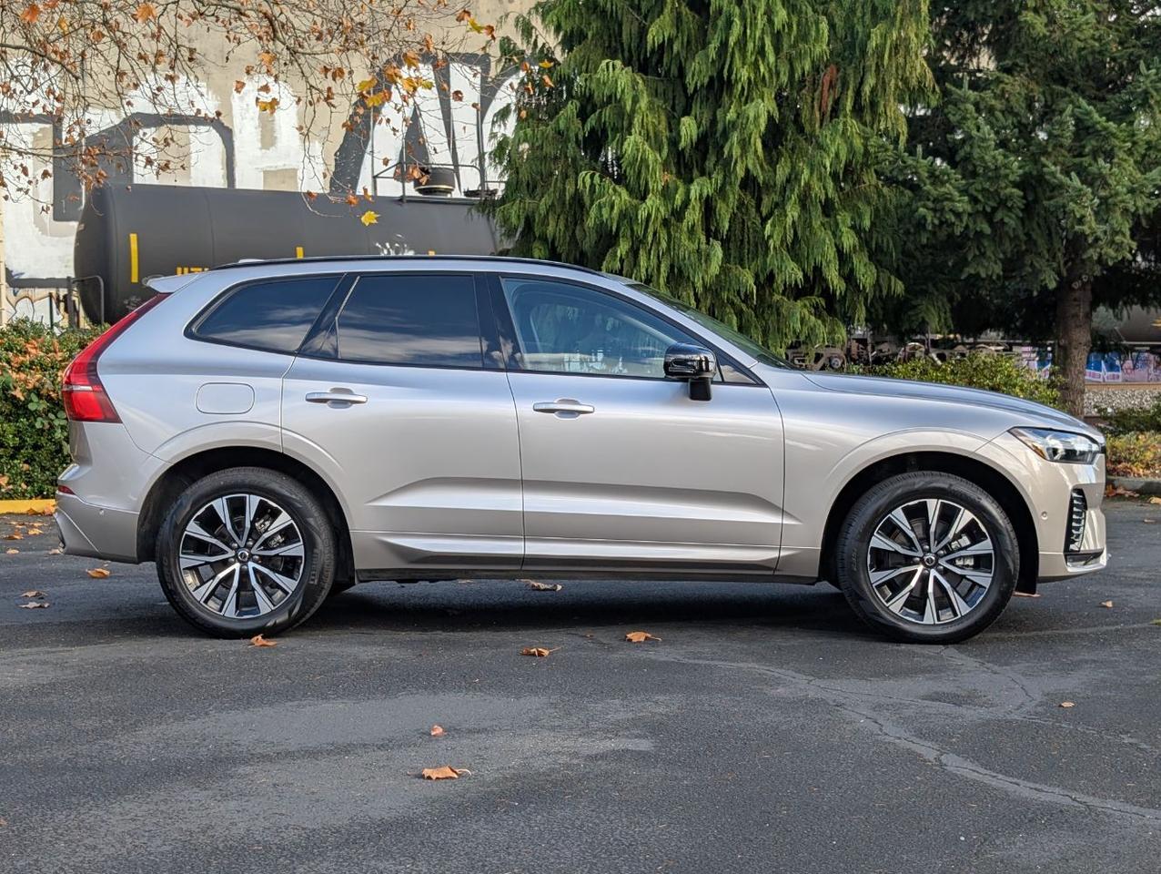 2025 Volvo XC60 B5 AWD Hybrid PLUS w/High Performance Audio, Pilot Assist, 360 Cam, Heated Leather Seats & Pano Roof Portland OR