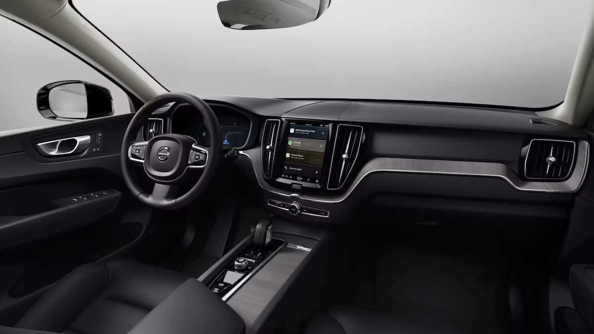 2025 Volvo XC60 B5 AWD Hybrid PLUS w/High Performance Audio, Pilot Assist, 360 Cam, Pano Roof & Heated Seats Portland OR
