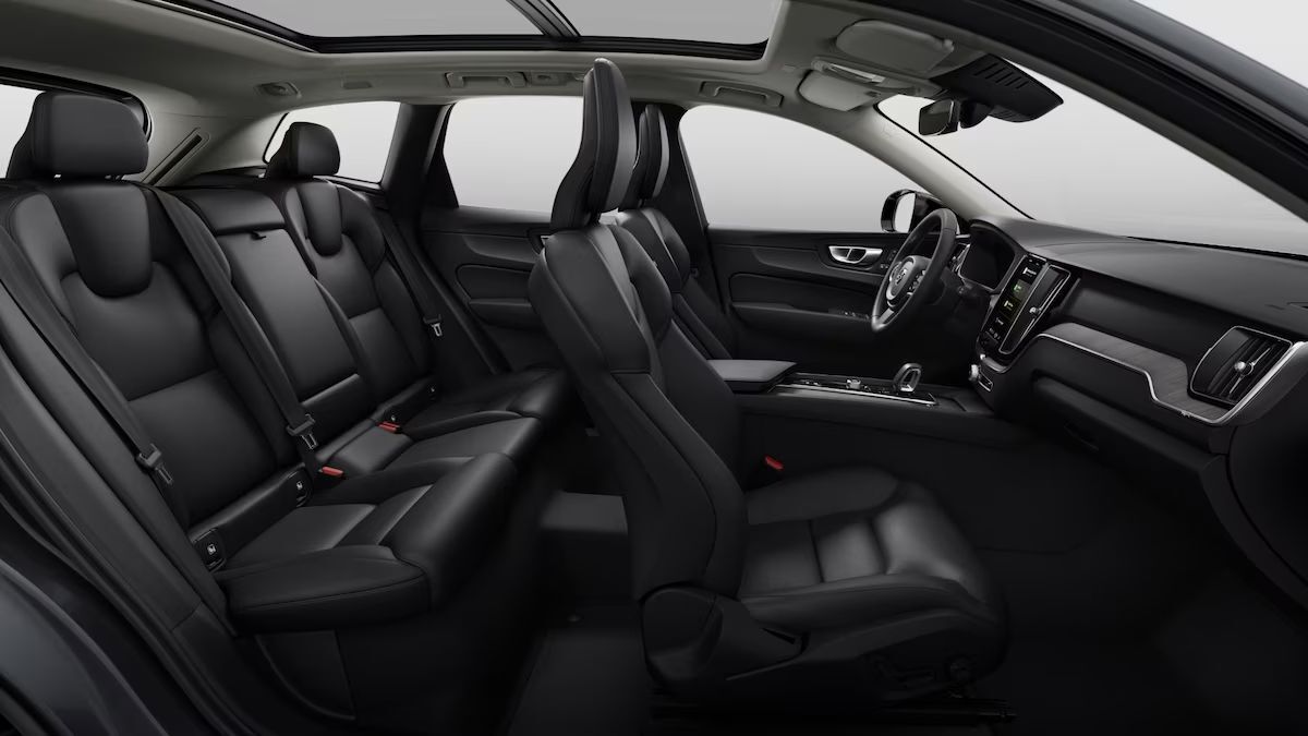 2025 Volvo XC60 B5 AWD Hybrid PLUS w/High Performance Audio, Pilot Assist, 360 Cam, Pano Roof & Heated Seats Portland OR