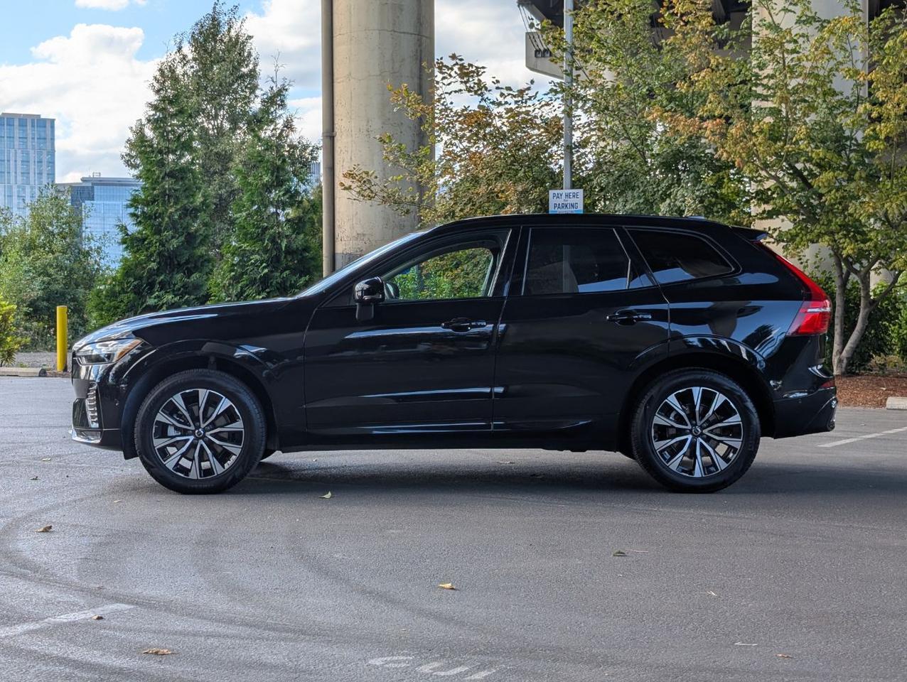 2025 Volvo XC60 B5 AWD Hybrid PLUS w/High Performance Audio, Pilot Assist, 360 Cam & Heated Leather Seats Portland OR