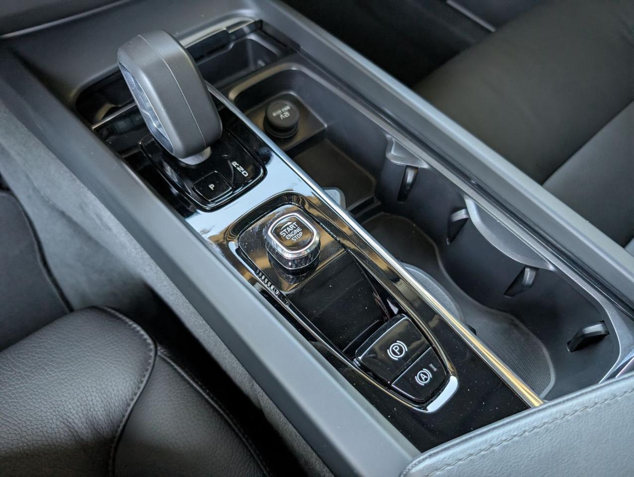 2025 Volvo XC60 B5 AWD Hybrid PLUS w/High Performance Sound, Pilot Assist, 360 Cam, 4 Heated Seats & Wheel Portland OR