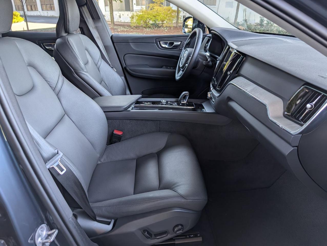 2025 Volvo XC60 B5 AWD Hybrid PLUS w/High Performance Sound, Pilot Assist, 360 Cam, 4 Heated Seats & Wheel Portland OR
