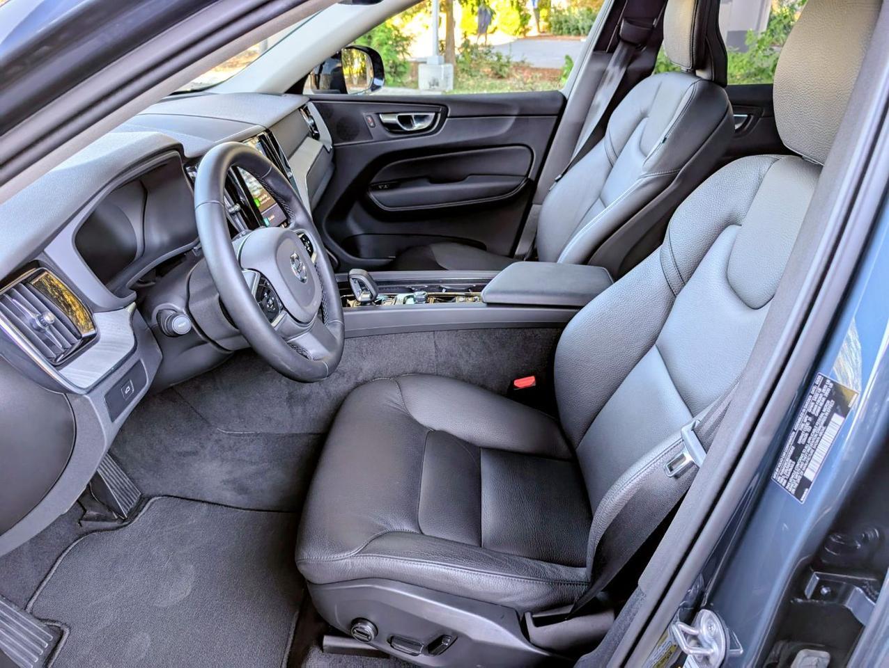 2025 Volvo XC60 B5 AWD Hybrid PLUS w/High Performance Sound, Pilot Assist, 360 Cam, 4 Heated Seats & Wheel Portland OR