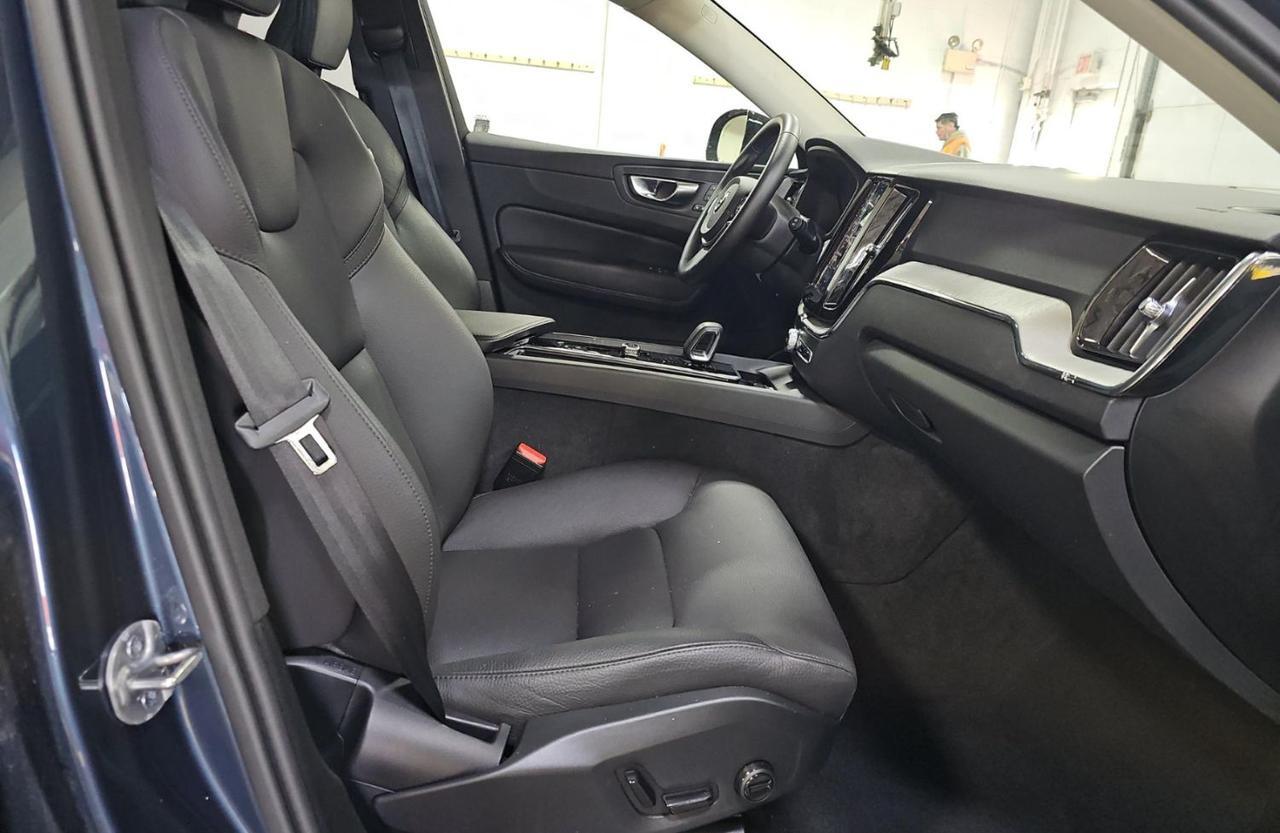 2025 Volvo XC60 B5 AWD Hybrid PLUS w/Hight Performance Sound, Pilot Assist, 360 Cam, 4 Heated Seats & Wheel Portland OR