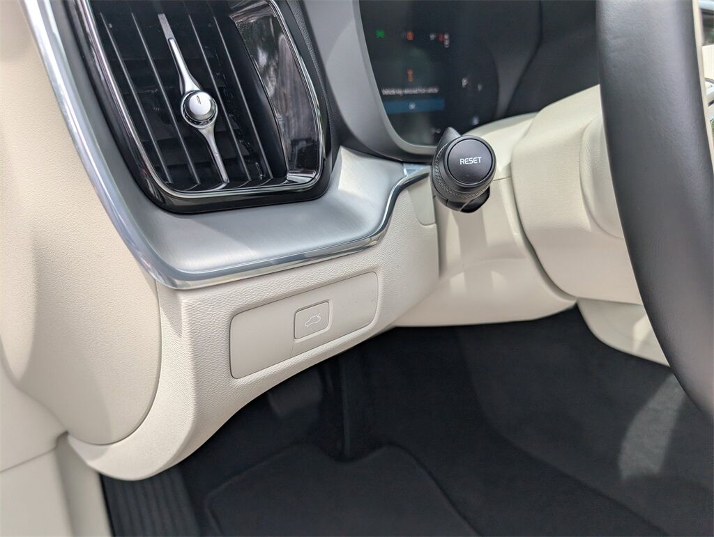2025 Volvo XC60 B5 Core Hunt Valley MD