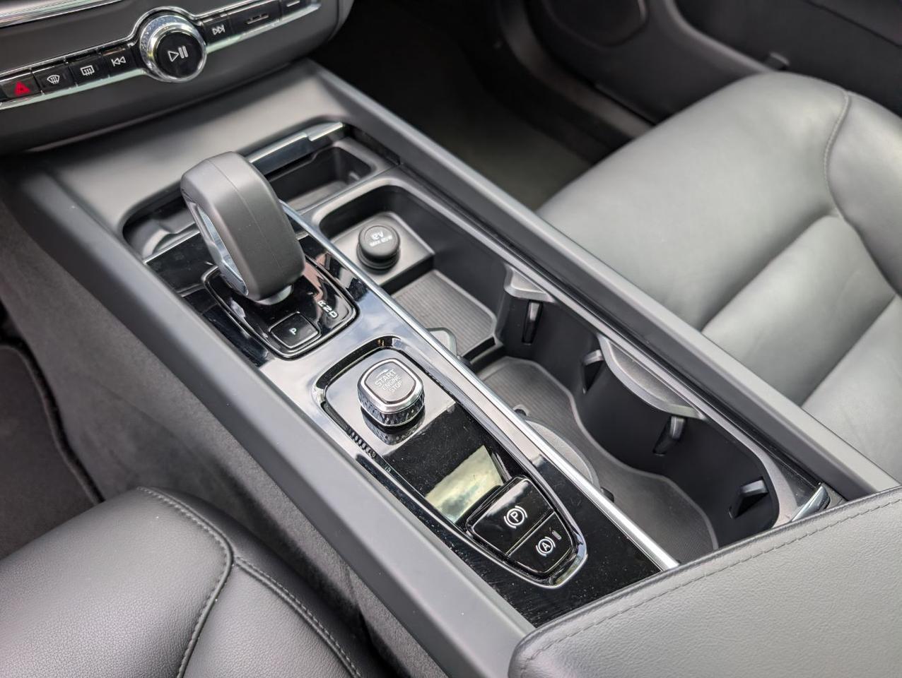 2025 Volvo XC60 B5 Hybrid AWD CORE | High Performance Audio, 19", Climate Pk * Portland OR