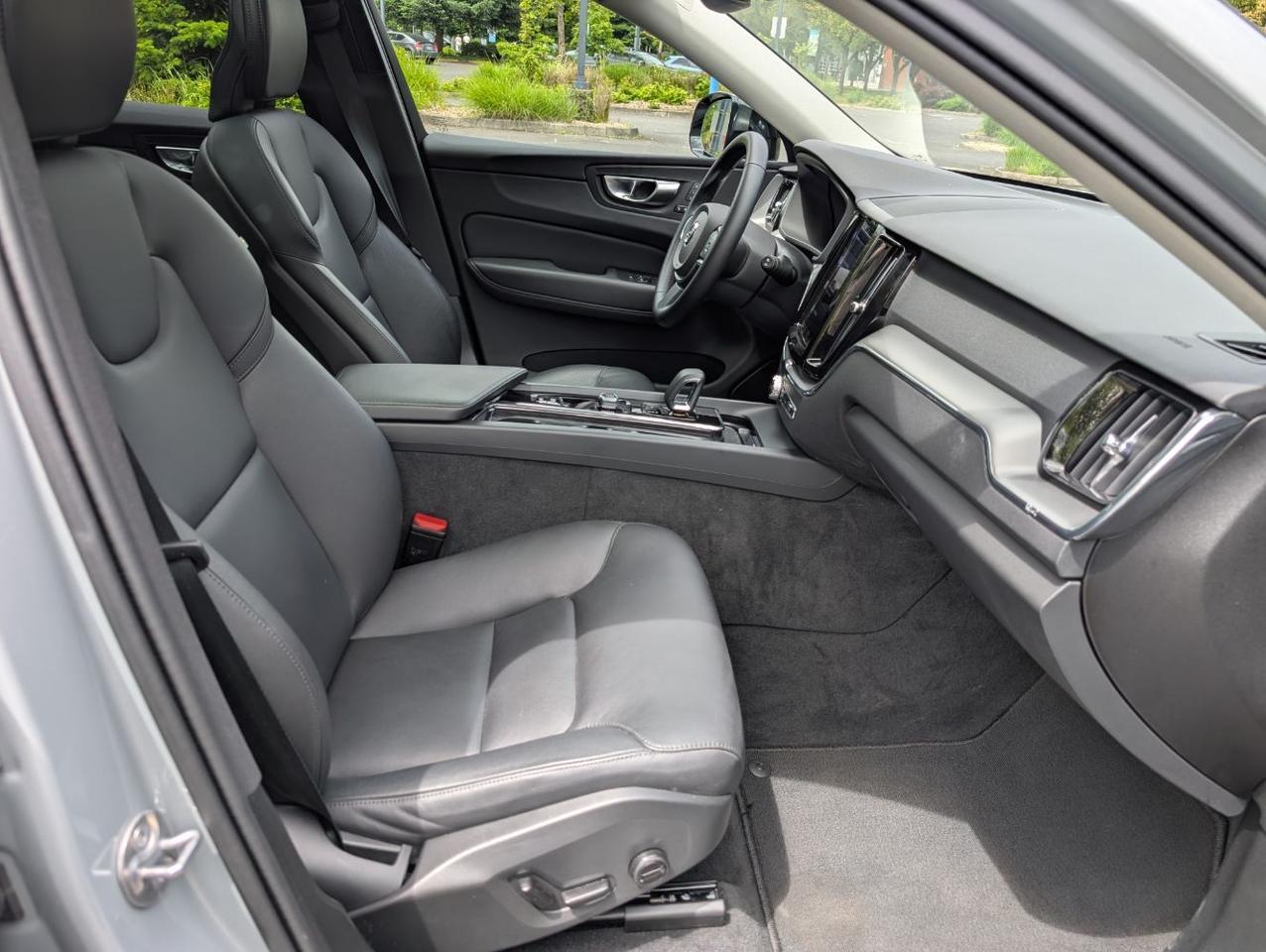 2025 Volvo XC60 B5 Hybrid AWD CORE | High Performance Audio, 19", Climate Pk * Portland OR