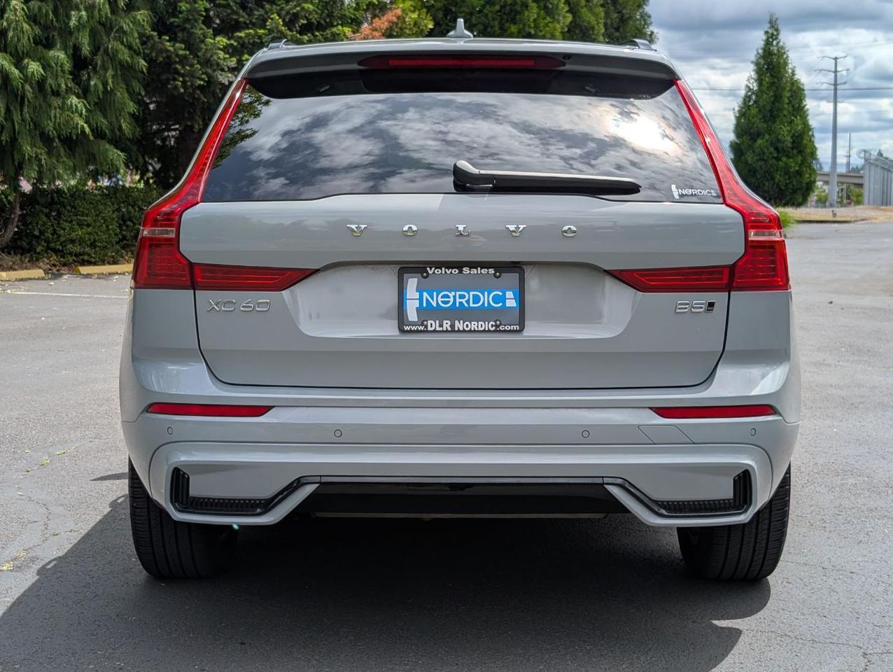 2025 Volvo XC60 B5 Hybrid AWD CORE | High Performance Audio, 19", Climate Pk * Portland OR