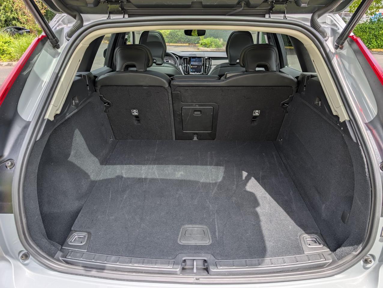 2025 Volvo XC60 B5 Hybrid AWD CORE | High Performance Audio, 19", Climate Pk * Portland OR