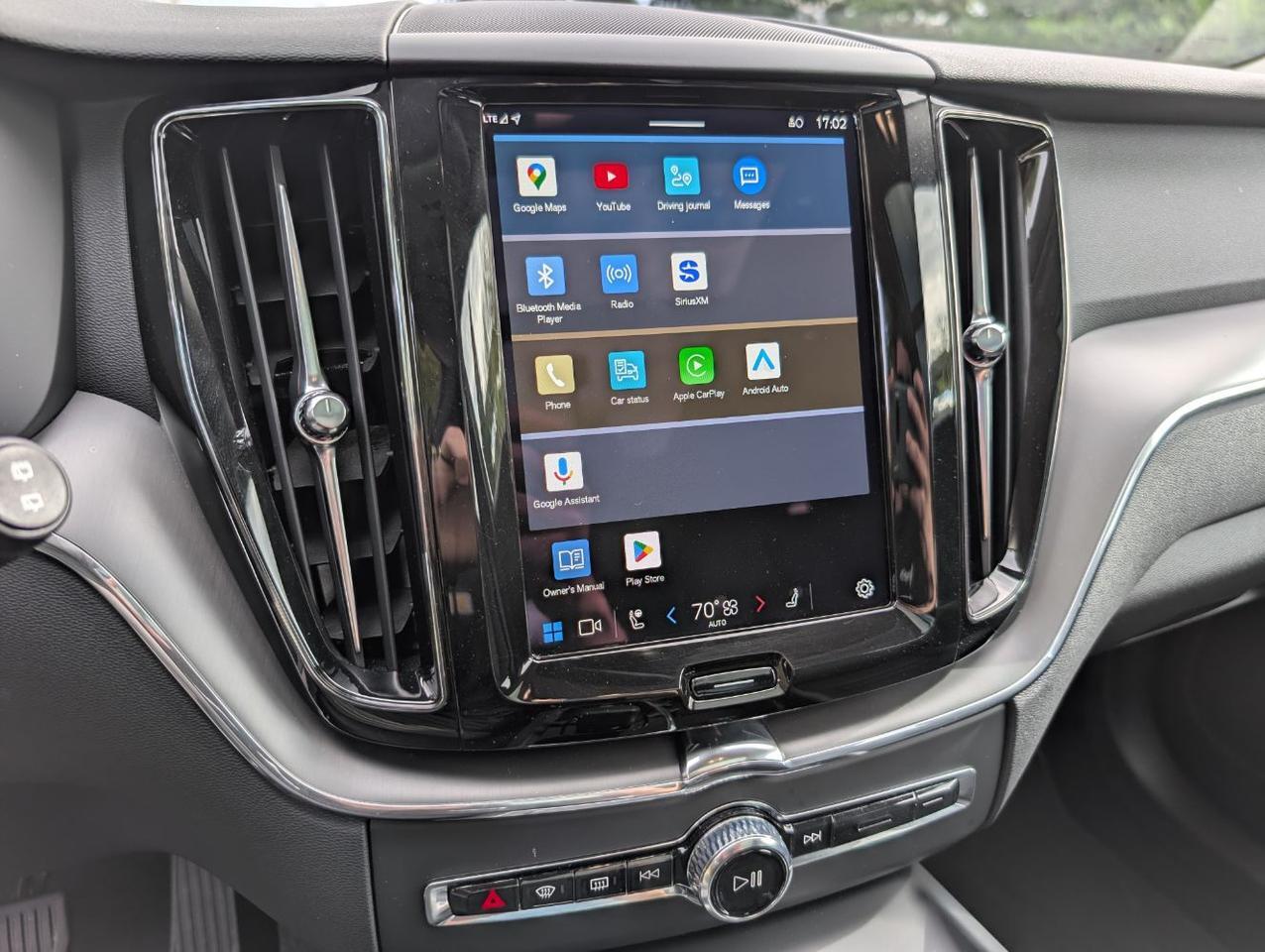 2025 Volvo XC60 B5 Hybrid AWD CORE | High Performance Audio, Panoramic Roof, 19" Wheels, 4 Heated Seats & Wheel Portland OR