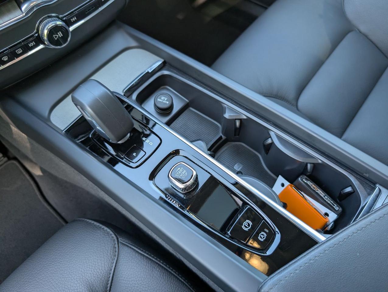 2025 Volvo XC60 B5 Hybrid AWD PLUS | High Performance Audio, Pilot Assist, 360 Cam, 4 Heated Seats & Wheel Portland OR