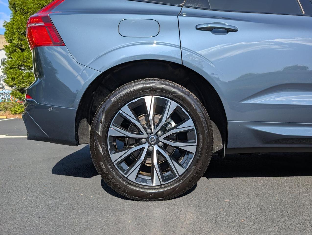 2025 Volvo XC60 B5 Hybrid AWD PLUS | High Performance Audio, Pilot Assist, 360 Cam, 4 Heated Seats & Wheel Portland OR