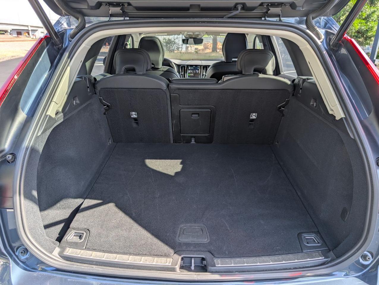 2025 Volvo XC60 B5 Hybrid AWD PLUS | High Performance Audio, Pilot Assist, 360 Cam, 4 Heated Seats & Wheel Portland OR