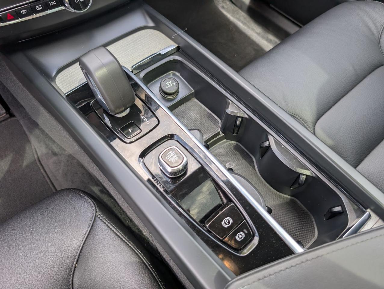 2025 Volvo XC60 B5 Hybrid AWD PLUS | High Performance Audio, Pilot Assist, 360 Cam, 4 Heated Seats & Wheel Portland OR