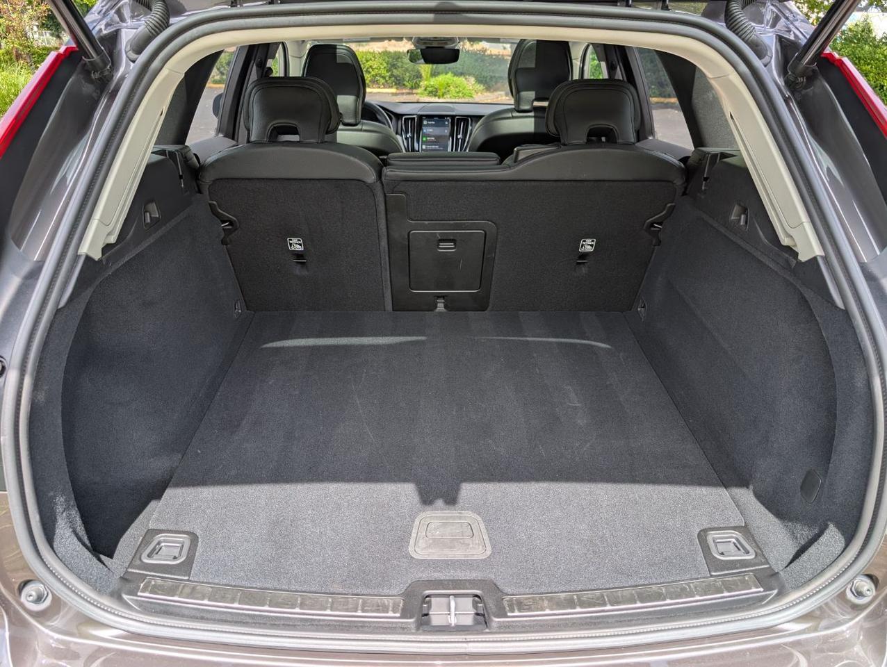 2025 Volvo XC60 B5 Hybrid AWD PLUS | High Performance Audio, Pilot Assist, 360 Cam, 4 Heated Seats & Wheel Portland OR