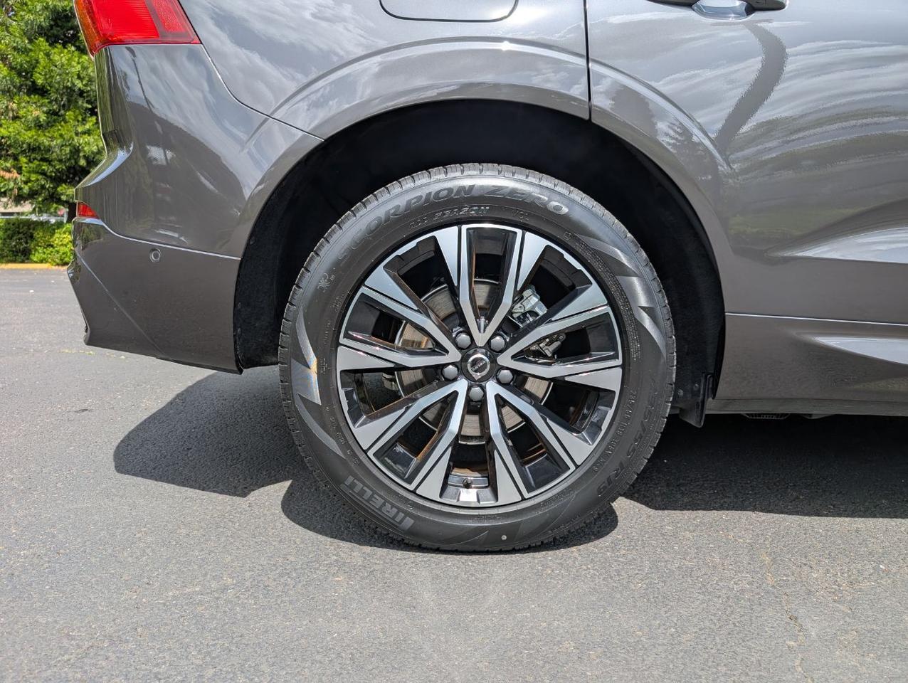 2025 Volvo XC60 B5 Hybrid AWD PLUS | High Performance Audio, Pilot Assist, 360 Cam, 4 Heated Seats & Wheel Portland OR