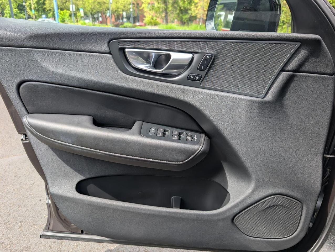 2025 Volvo XC60 B5 Hybrid AWD PLUS | High Performance Audio, Pilot Assist, 360 Cam, 4 Heated Seats & Wheel Portland OR