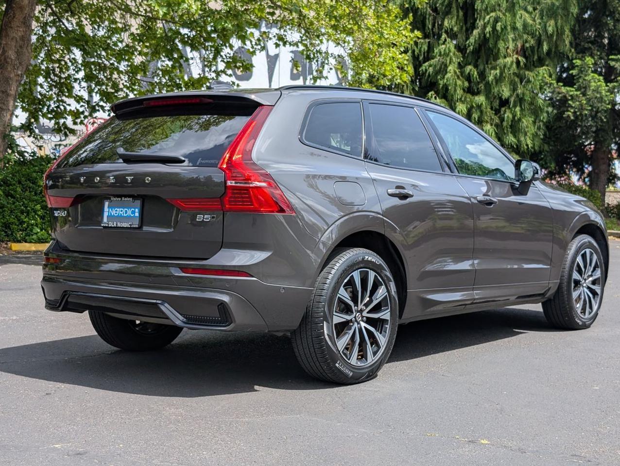 2025 Volvo XC60 B5 Hybrid AWD PLUS | High Performance Audio, Pilot Assist, 360 Cam, 4 Heated Seats & Wheel Portland OR