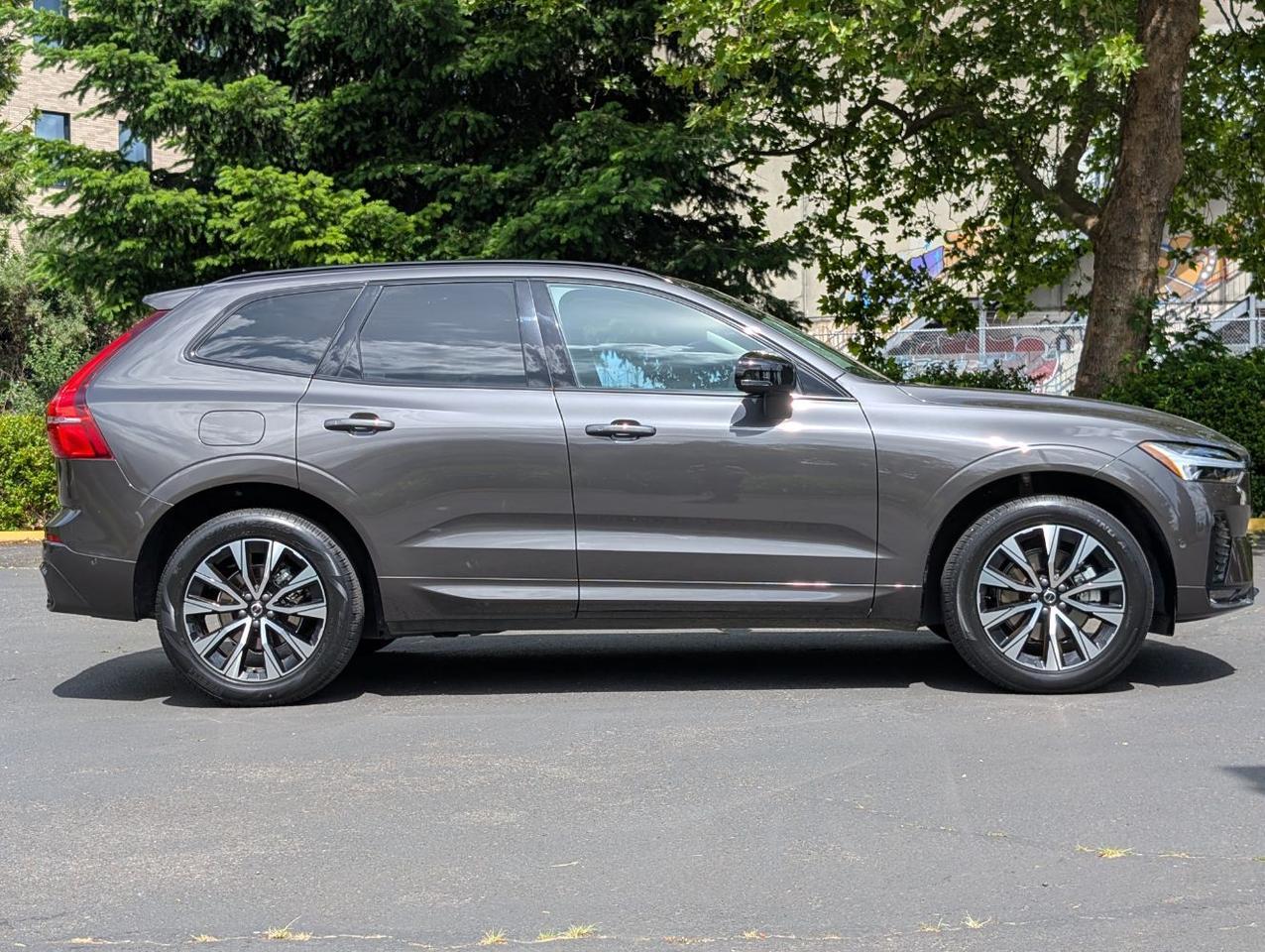 2025 Volvo XC60 B5 Hybrid AWD PLUS | High Performance Audio, Pilot Assist, 360 Cam, 4 Heated Seats & Wheel Portland OR