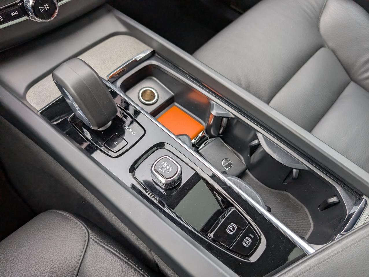 2025 Volvo XC60 B5 Hybrid AWD PLUS | High Performance Audio, Pilot Assist, 360° Cam, 4 Heated Seats & Htd Wheel Portland OR