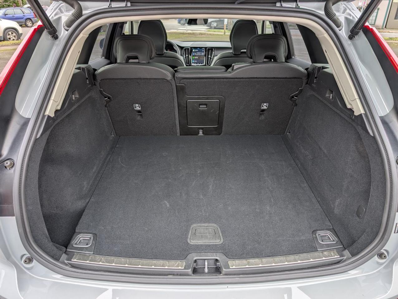 2025 Volvo XC60 B5 Hybrid AWD PLUS | High Performance Audio, Pilot Assist, 360° Cam, 4 Heated Seats & Htd Wheel Portland OR