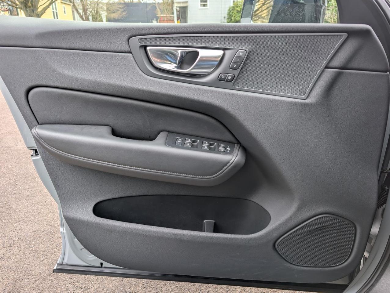 2025 Volvo XC60 B5 Hybrid AWD PLUS | High Performance Audio, Pilot Assist, 360° Cam, 4 Heated Seats & Htd Wheel Portland OR