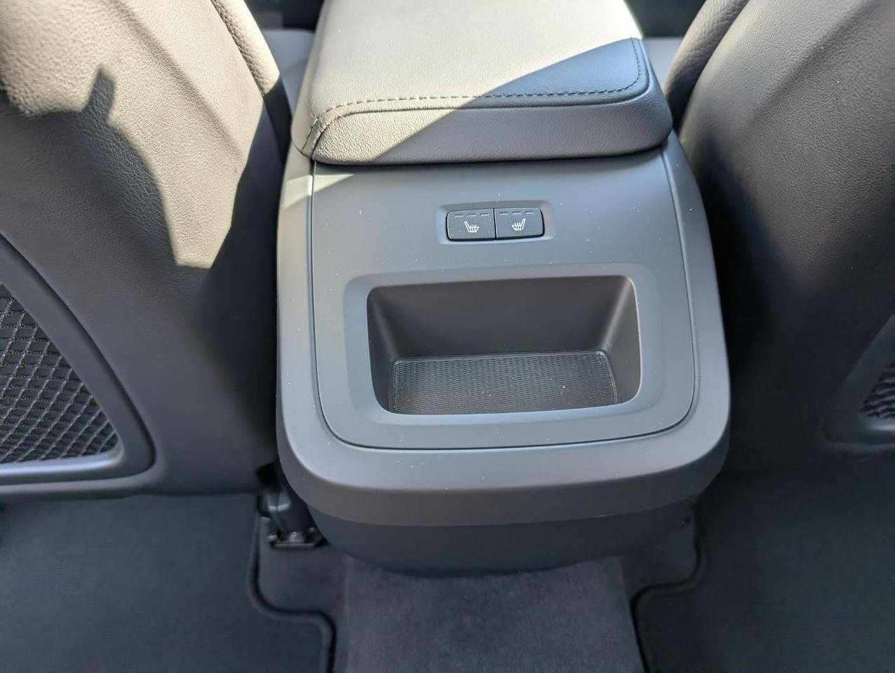 2025 Volvo XC60 B5 Hybrid AWD PLUS | High Performance Audio, Pilot Assist, 360° Cam, 4 Heated Seats & Wheel Portland OR