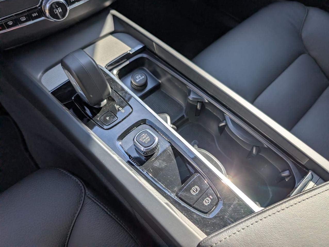 2025 Volvo XC60 B5 Hybrid AWD PLUS | High Performance Audio, Pilot Assist, 360° Cam, 4 Heated Seats & Wheel Portland OR