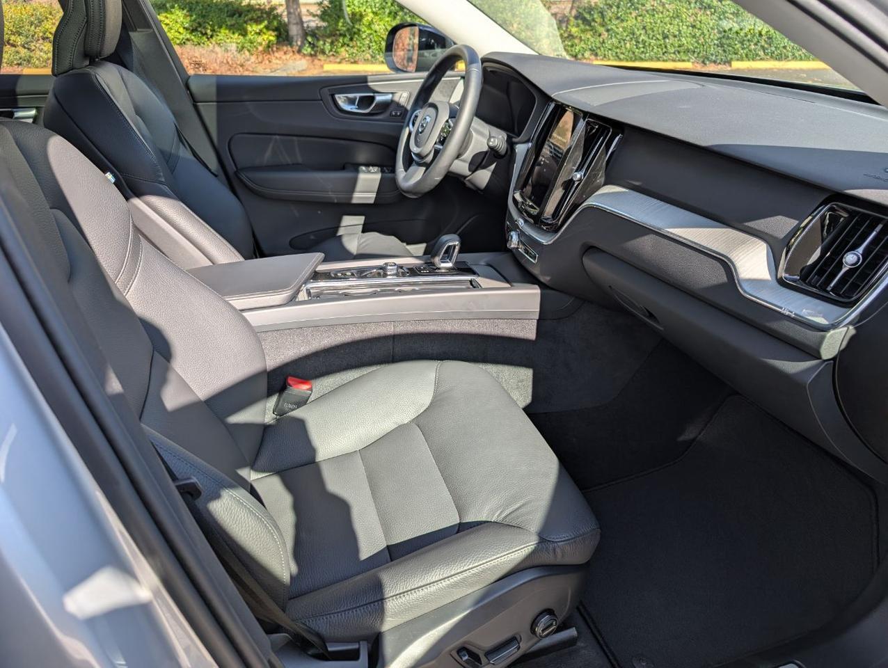 2025 Volvo XC60 B5 Hybrid AWD PLUS | High Performance Audio, Pilot Assist, 360° Cam, 4 Heated Seats & Wheel Portland OR