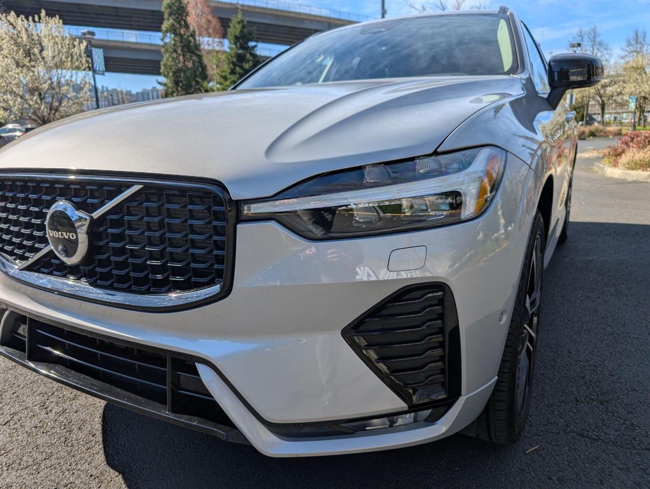 2025 Volvo XC60 B5 Hybrid AWD PLUS | High Performance Audio, Pilot Assist, 360° Cam, 4 Heated Seats & Wheel Portland OR