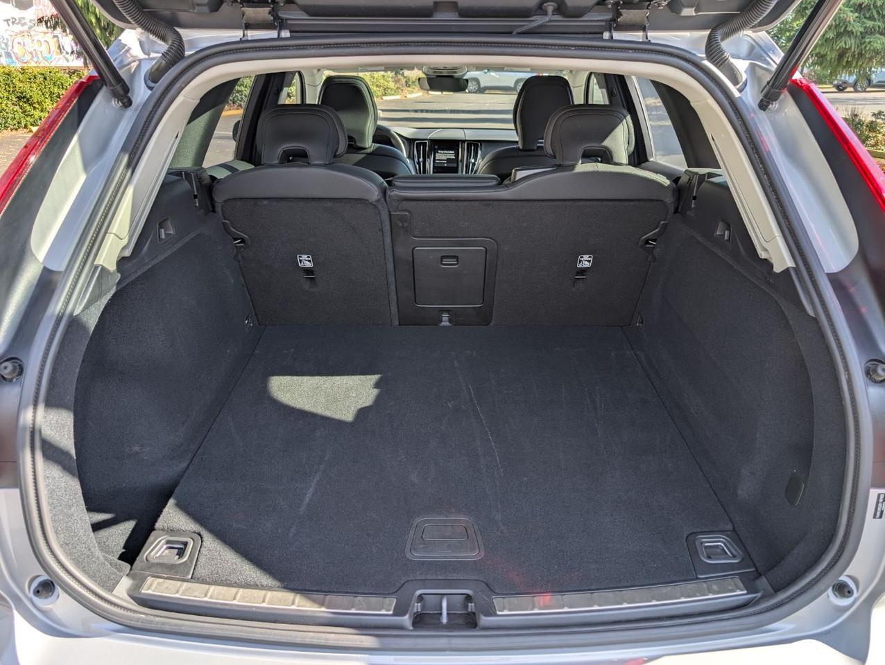 2025 Volvo XC60 B5 Hybrid AWD PLUS | High Performance Audio, Pilot Assist, 360° Cam, 4 Heated Seats & Wheel Portland OR