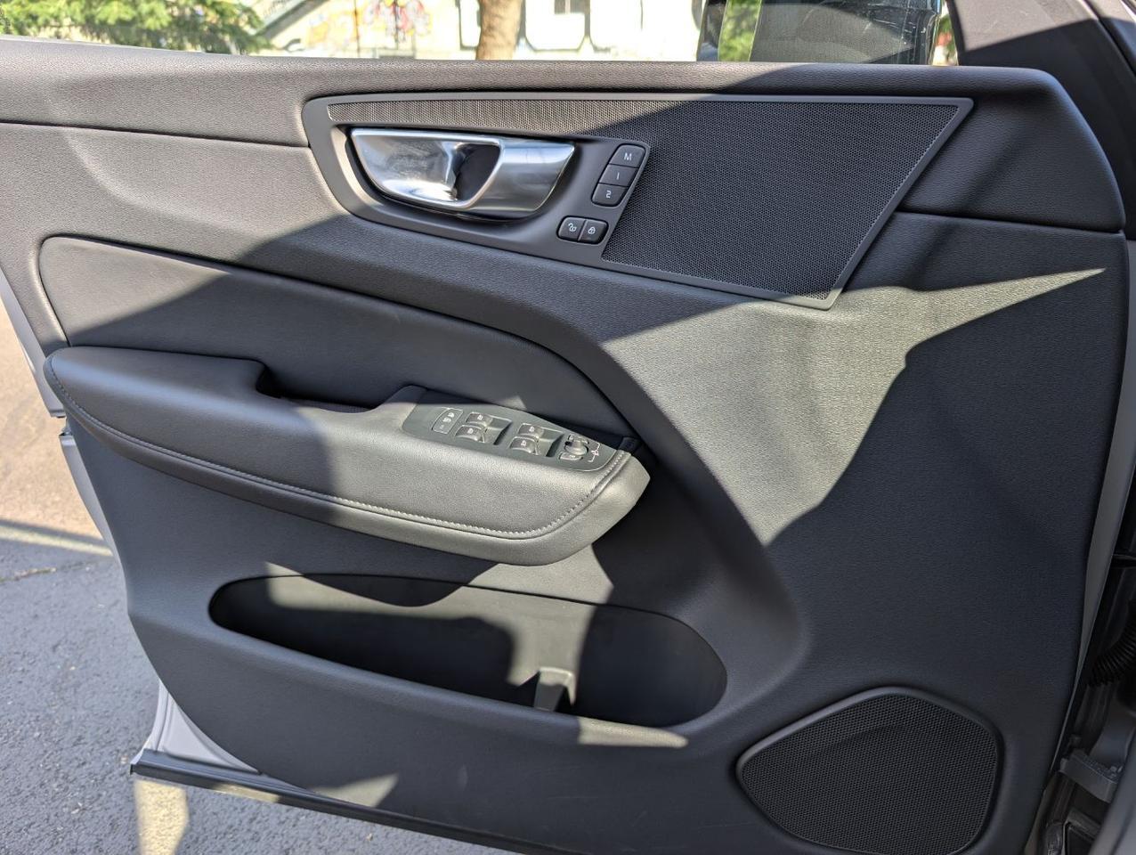 2025 Volvo XC60 B5 Hybrid AWD PLUS | High Performance Audio, Pilot Assist, 360° Cam, 4 Heated Seats & Wheel Portland OR