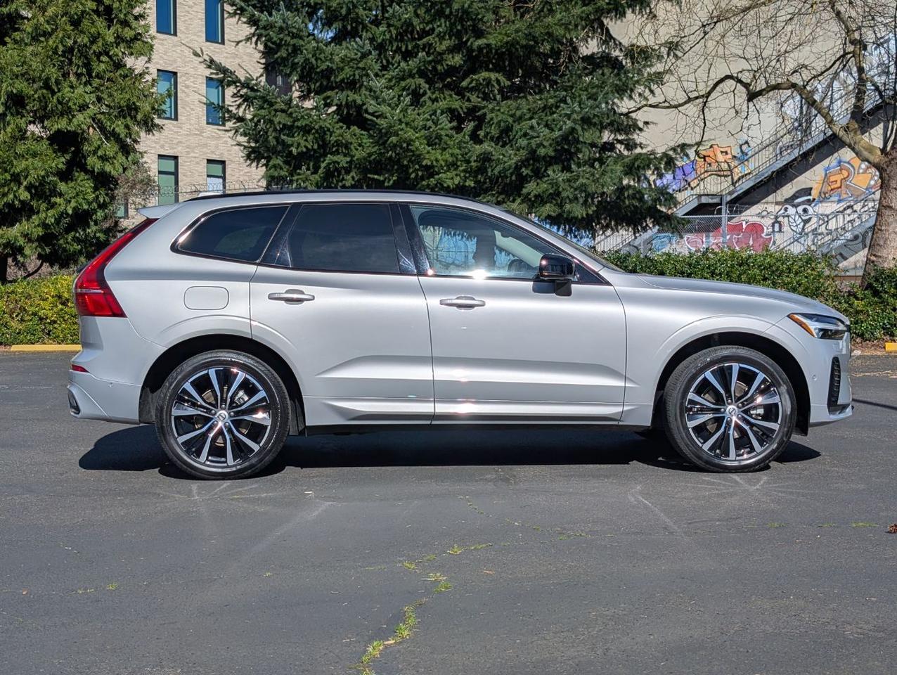 2025 Volvo XC60 B5 Hybrid AWD PLUS | High Performance Audio, Pilot Assist, 360° Cam, 4 Heated Seats & Wheel Portland OR