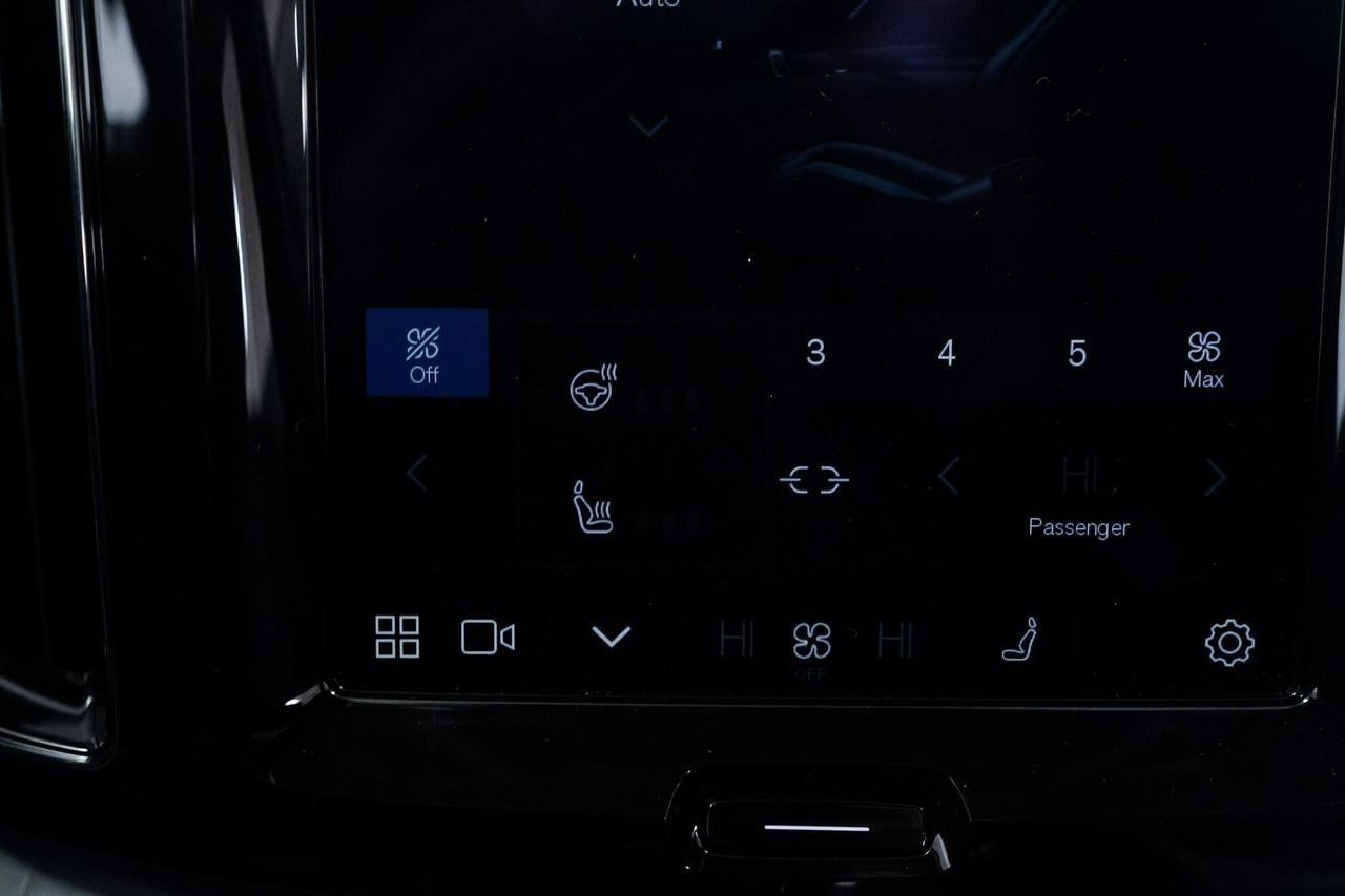 2025 Volvo XC60 B5 Plus 1 Owner Heated Seats Climate Package Portland OR