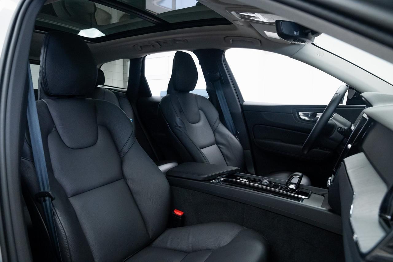 2025 Volvo XC60 B5 Plus 1 Owner Heated Seats Climate Package Portland OR