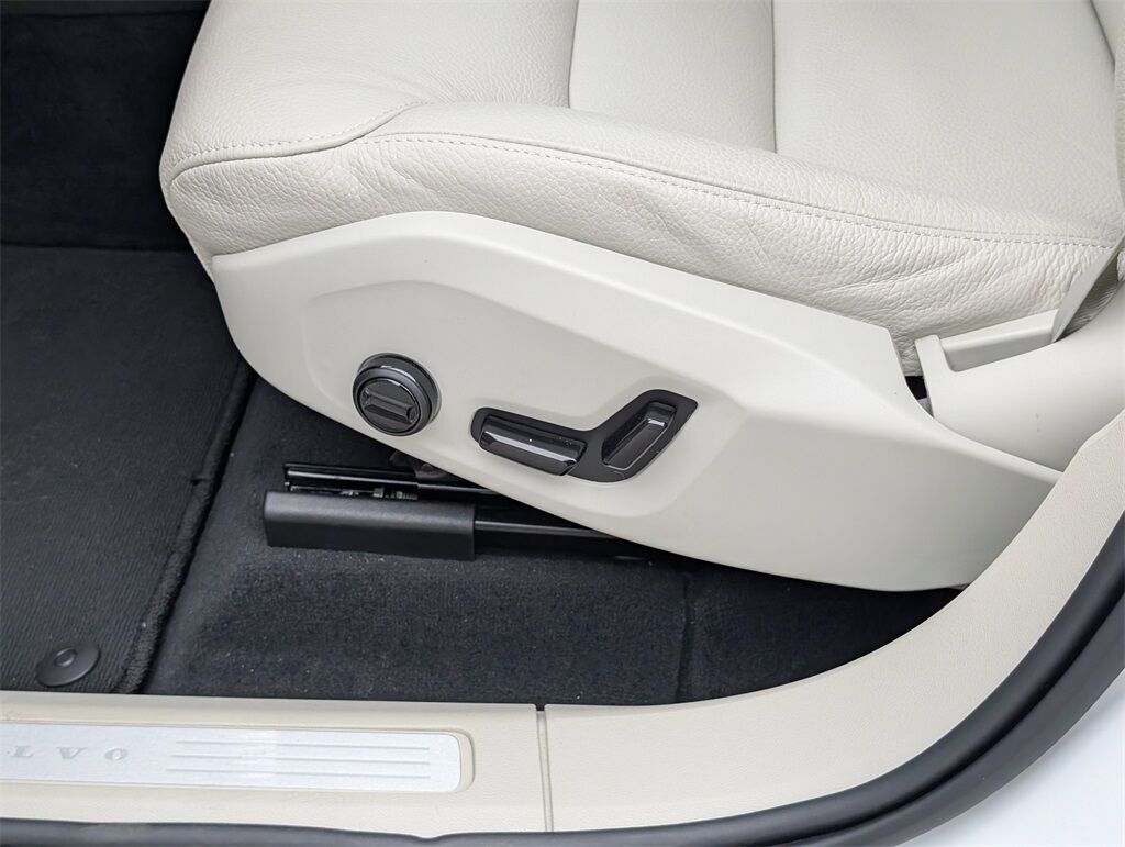 2025 Volvo XC60 Plug-In Hybrid T8 Plus Hunt Valley MD