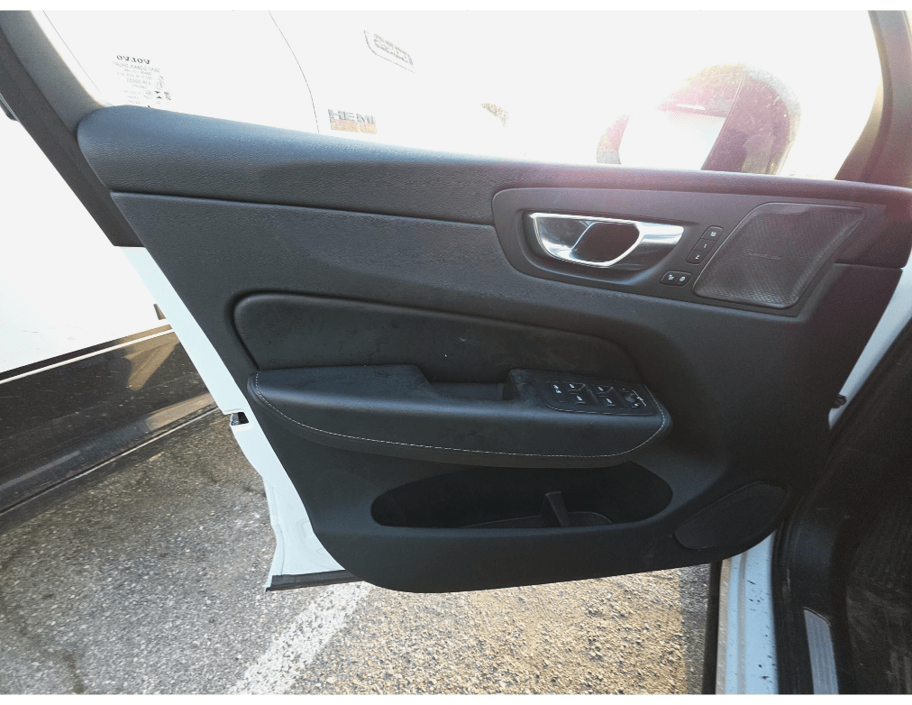 2025 Volvo XC60 Plug-In Hybrid T8 Ultra Pilot Assist Head-Up Display Portland OR