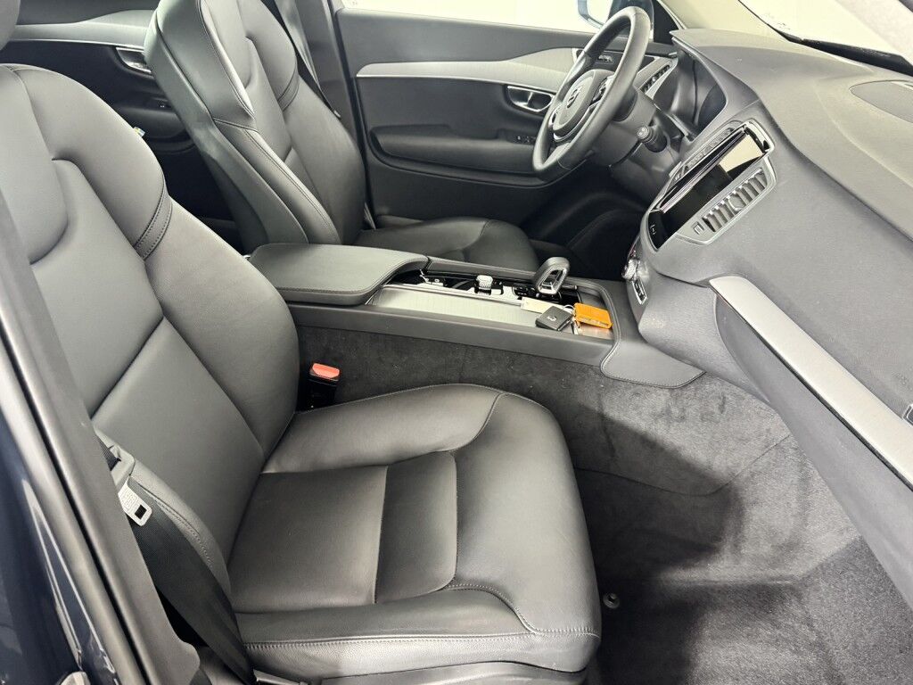 2025 Volvo XC90 AWD Core 7-Seater Maumee OH