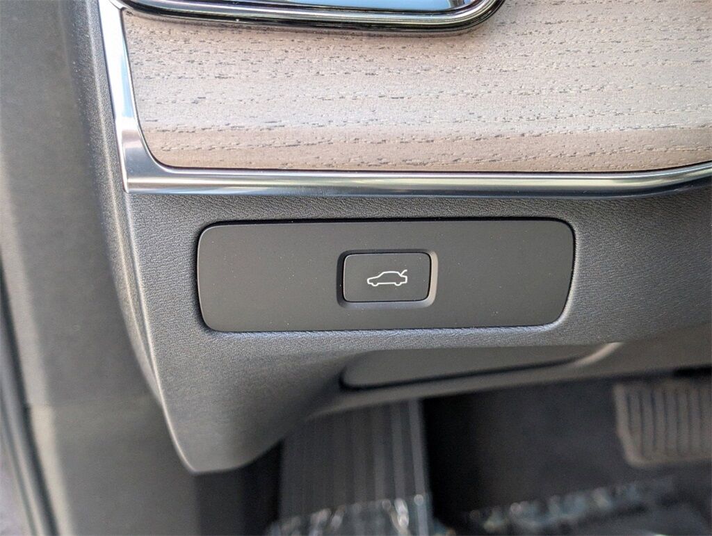 2025 Volvo XC90 B5 Core Hunt Valley MD