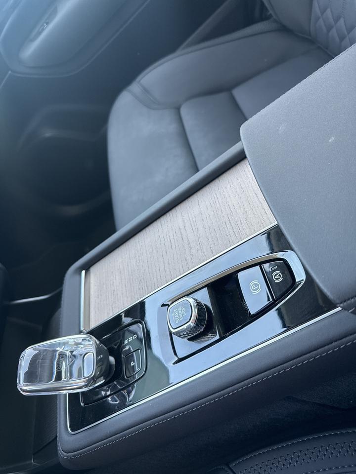 2025 Volvo XC90 B5 Plus Bend OR