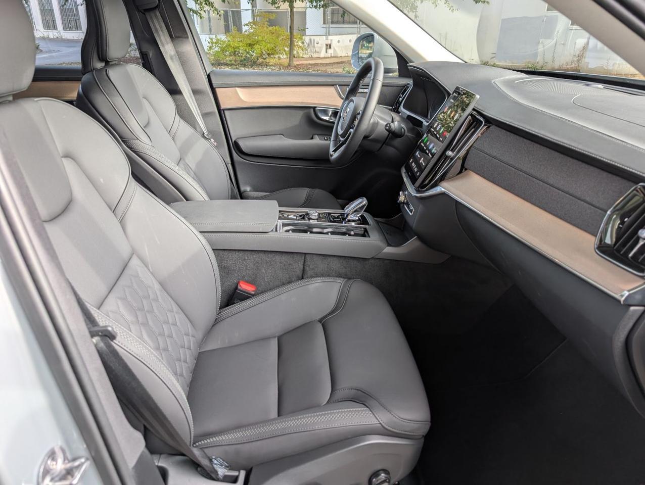 2025 Volvo XC90 B6 AWD Hybrid PLUS w/High Performance Sound, Pilot Assist, 360 Cam, 4 Heated Seats & Wheel Portland OR