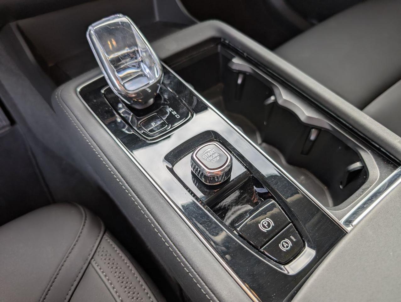 2025 Volvo XC90 B6 AWD Hybrid PLUS w/High Performance Sound, Pilot Assist, 360 Cam, 4 Heated Seats & Wheel Portland OR