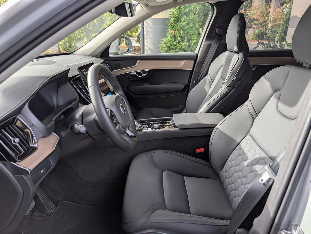 2025 Volvo XC90 B6 AWD Hybrid PLUS w/High Performance Sound, Pilot Assist, 360 Cam, 4 Heated Seats & Wheel Portland OR