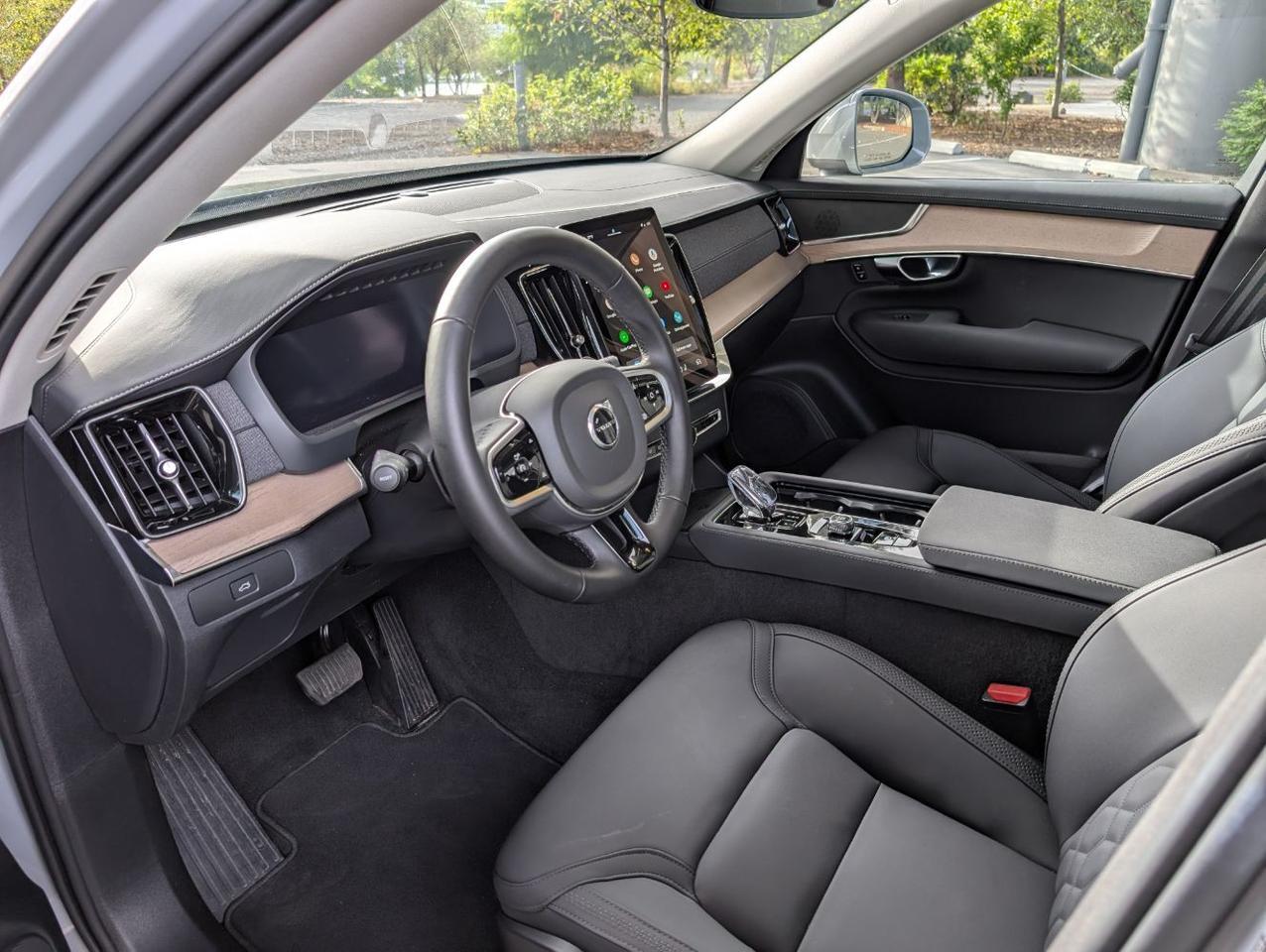 2025 Volvo XC90 B6 AWD Hybrid PLUS w/High Performance Sound, Pilot Assist, 360 Cam, 4 Heated Seats & Wheel Portland OR