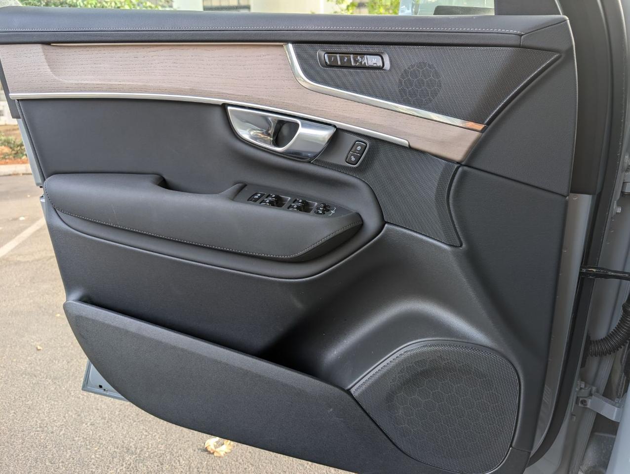 2025 Volvo XC90 B6 AWD Hybrid PLUS w/High Performance Sound, Pilot Assist, 360 Cam, 4 Heated Seats & Wheel Portland OR