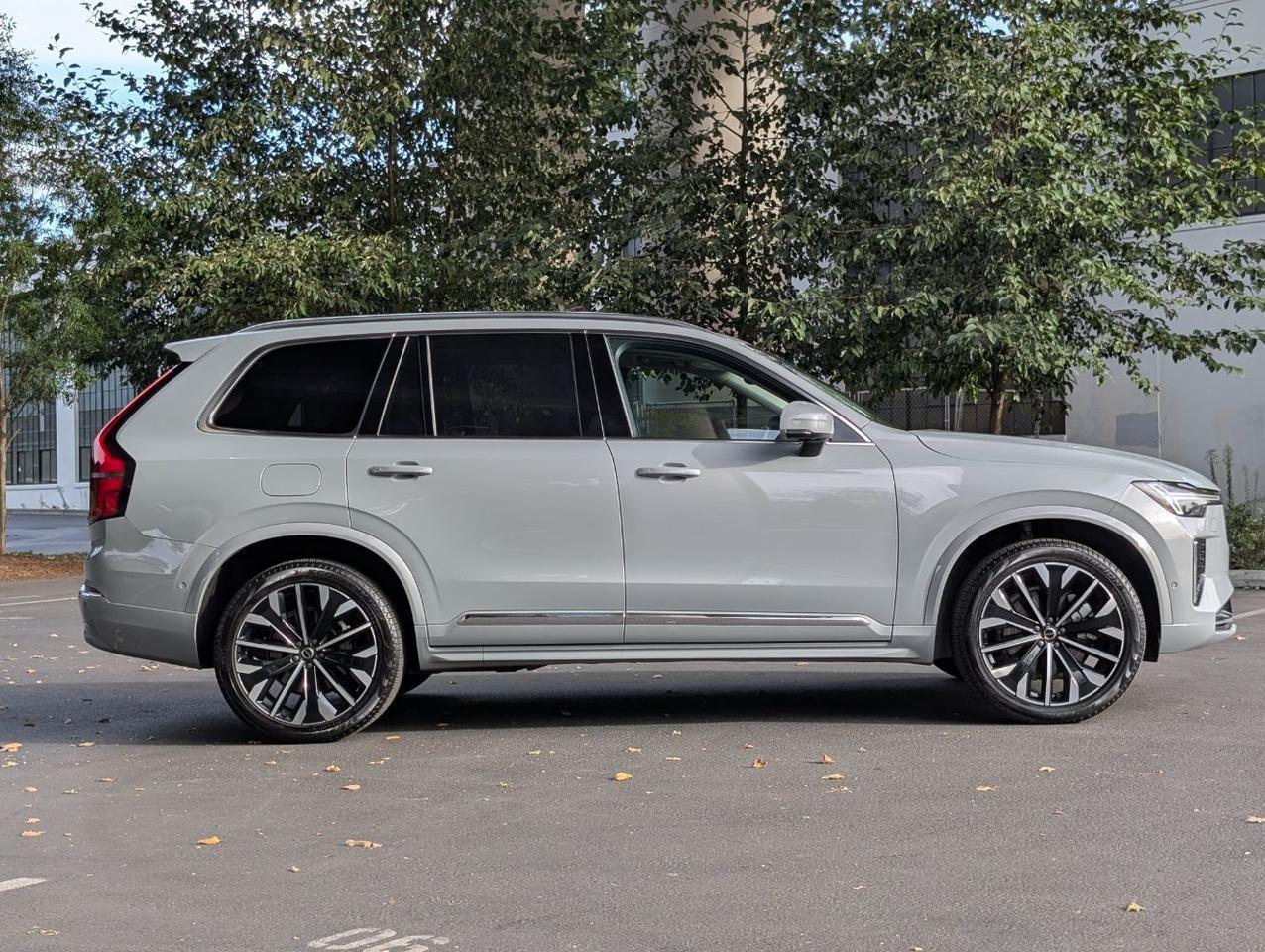 2025 Volvo XC90 B6 AWD Hybrid PLUS w/High Performance Sound, Pilot Assist, 360 Cam, 4 Heated Seats & Wheel Portland OR