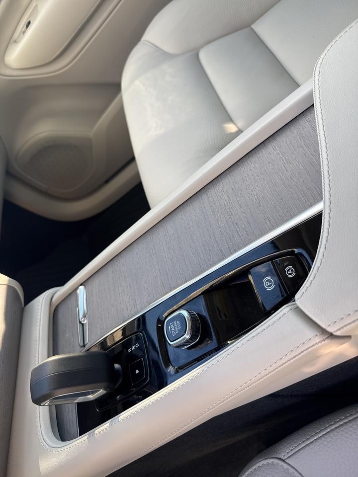 2025 Volvo XC90 B6 Plus 6-Seater Bend OR