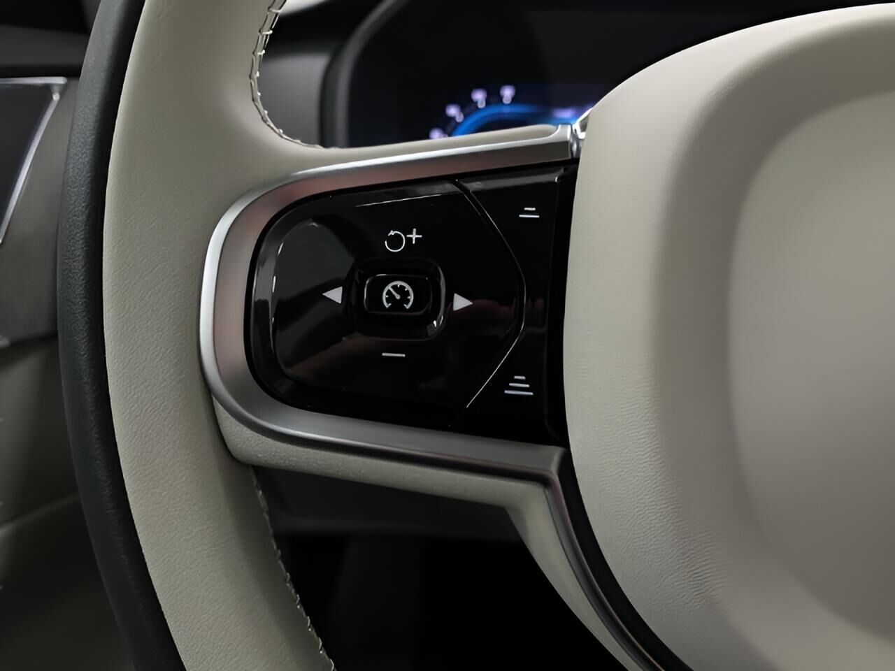 2025 Volvo XC90 Plus Appleton WI