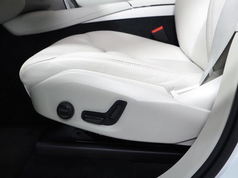 2025 Volvo XC90 T8 Plug-In Hybrid Plus AWD *NAVIGATION, DIGITAL COCKPIT, ADAPTIVE CRUISE, SAFETY ALERTS, 360 VIEW CAMERAS, PANORAMA MOONROOF, LEATHER, HEATED SEATS/STEERING, REMOTE START, 20 INCH WHEELS, APPLE CARPLAY Round Rock TX